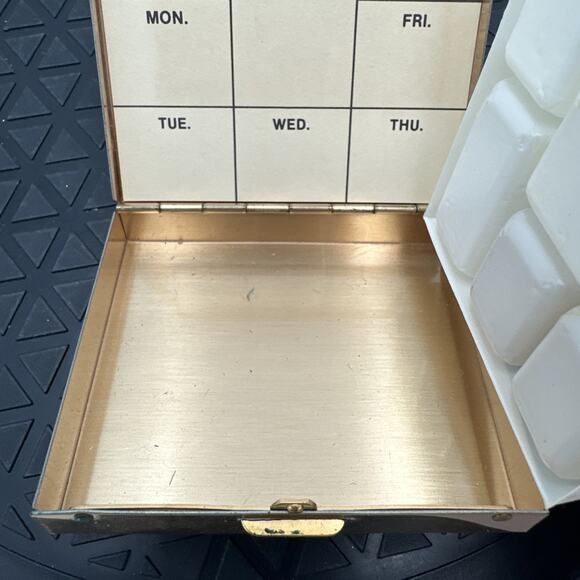 Stunning Vintage Gold Mesh Sequin Pill Box Organizer - Picture 6 of 9